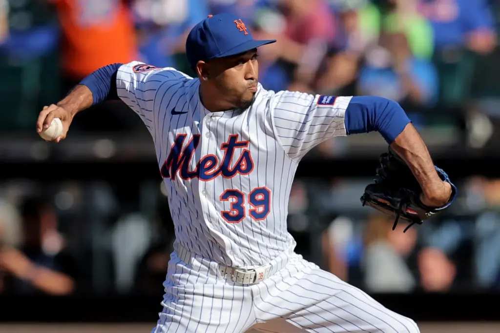 Edwin Diaz delivering a pitch for the New York Mets