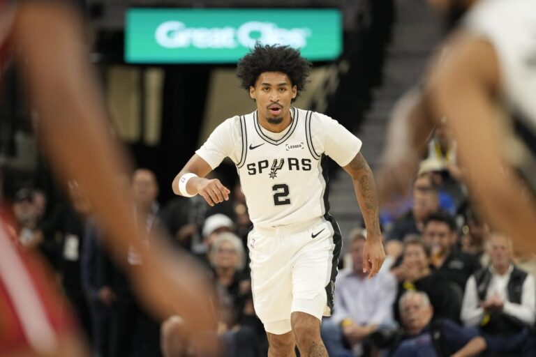 Spurs Overcome Travel Nightmare and Early Start to Silence Magic 112-103